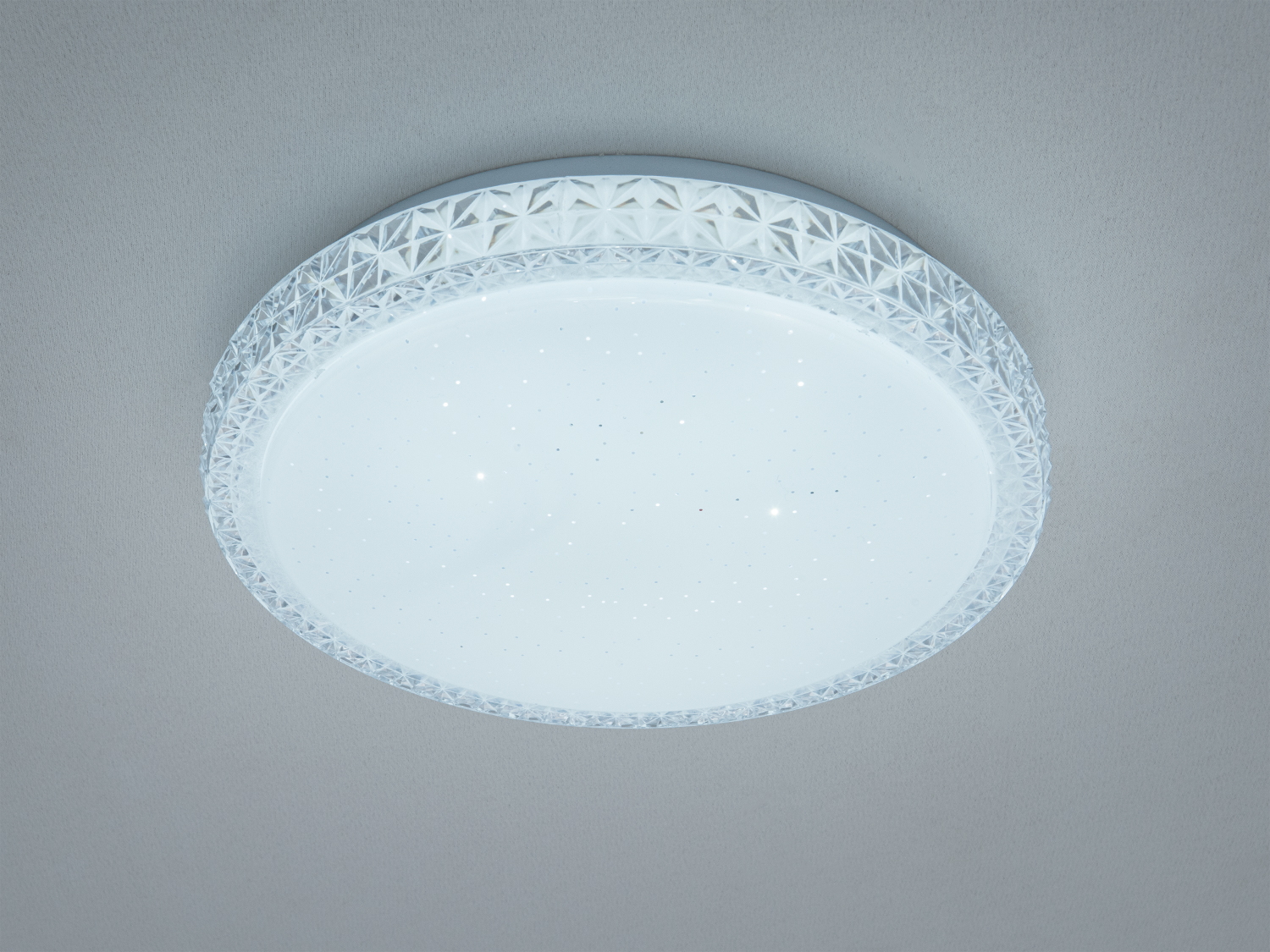 Світильник з рельєфним краєм, що підкреслює стиль інтер′єру, забезпечує яскраве освітлення, підходить для сучасних приміщень.