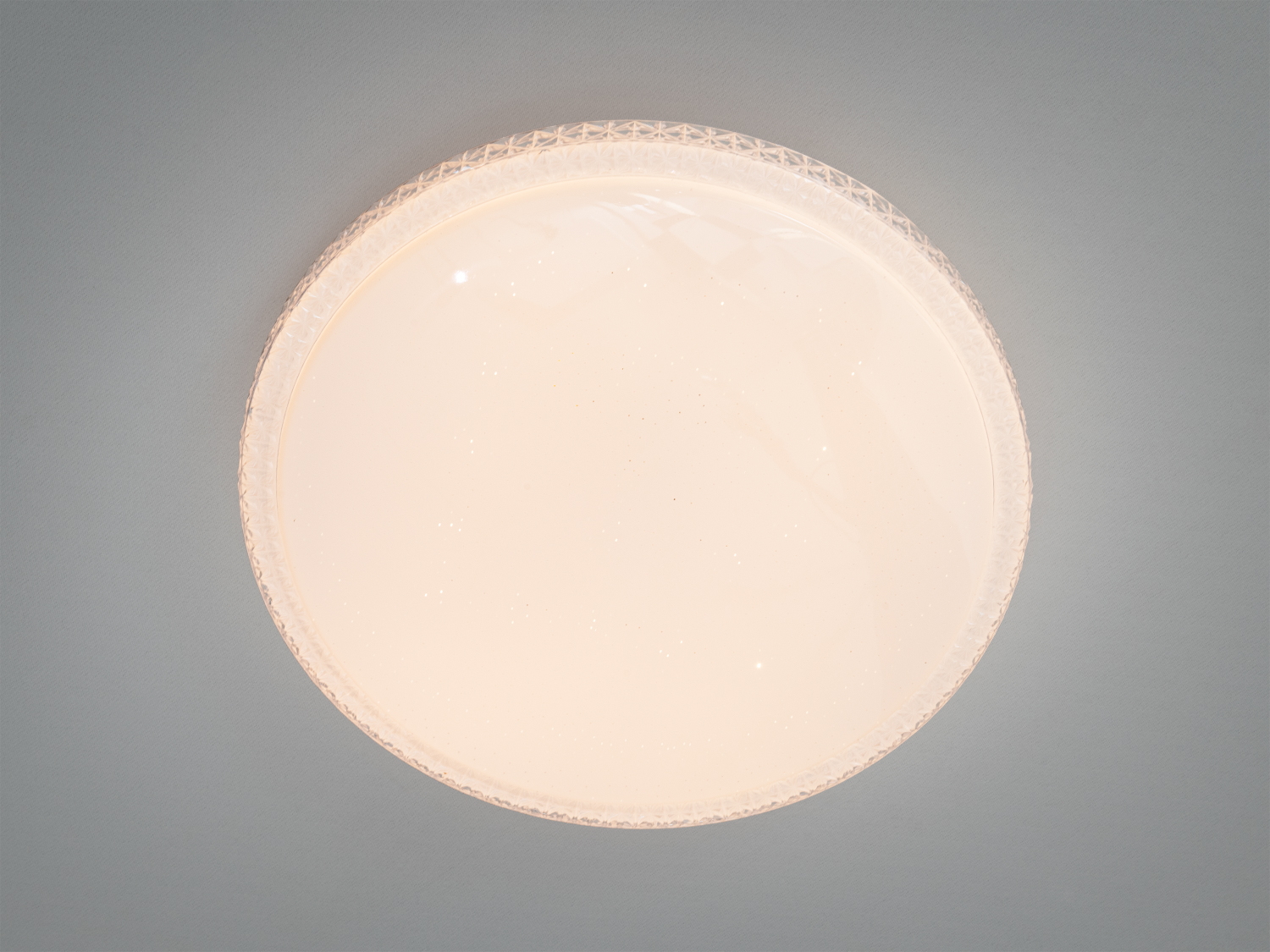 Кругла стельова лампа з візерунчастим краєм, що створює м′яке розсіяне світло, ідеально підходить для сучасного інтер′єру.