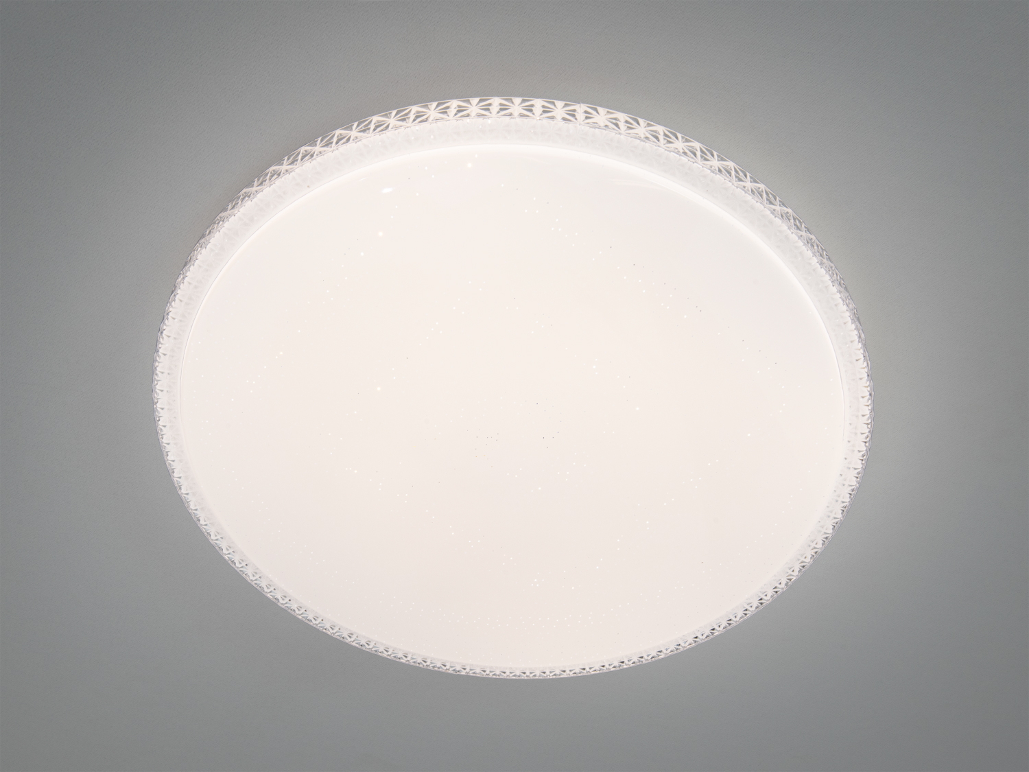 Стельова лампа з прозорим декоративним обідком, що підкреслює її мінімалістичний дизайн. Ідеальна для вітальні.