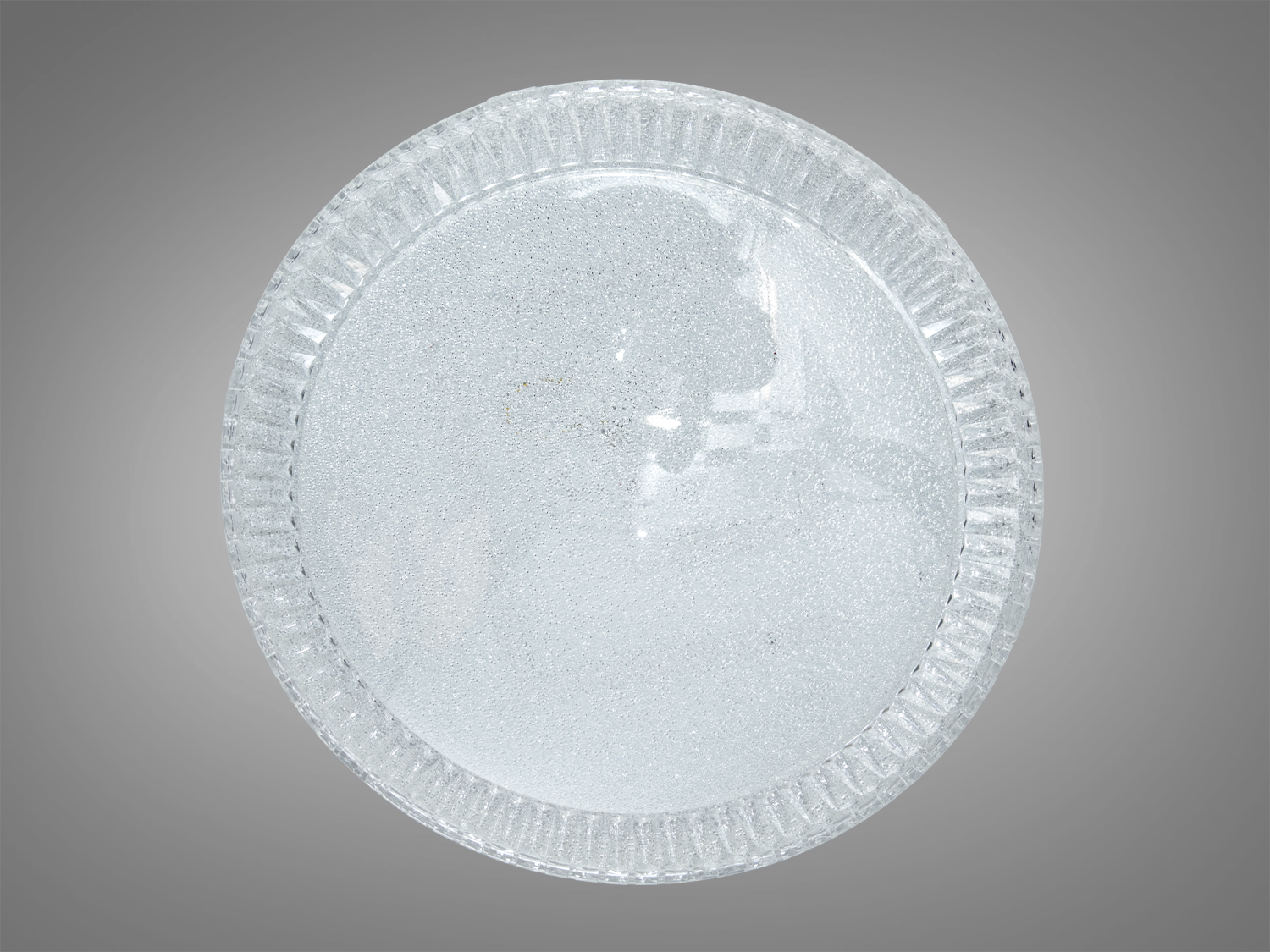 Кругла люстра з прозорого скла з гладкою поверхнею, без увімкненого світла. Підходить для мінімалістичних інтер′єрів.