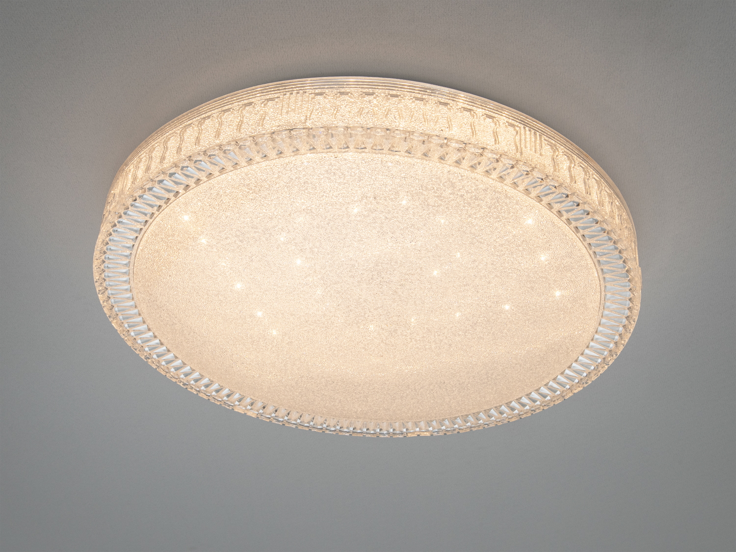 Стельова лампа з матовим скляним абажуром, що забезпечує рівномірне освітлення, ідеальна для вітальні або спальні.