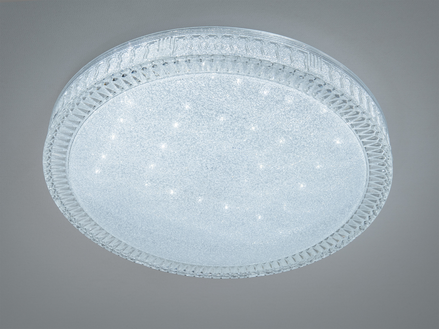 Лампа з прозорим скляним абажуром, що випромінює холодне біле світло, підходить для офісних приміщень.