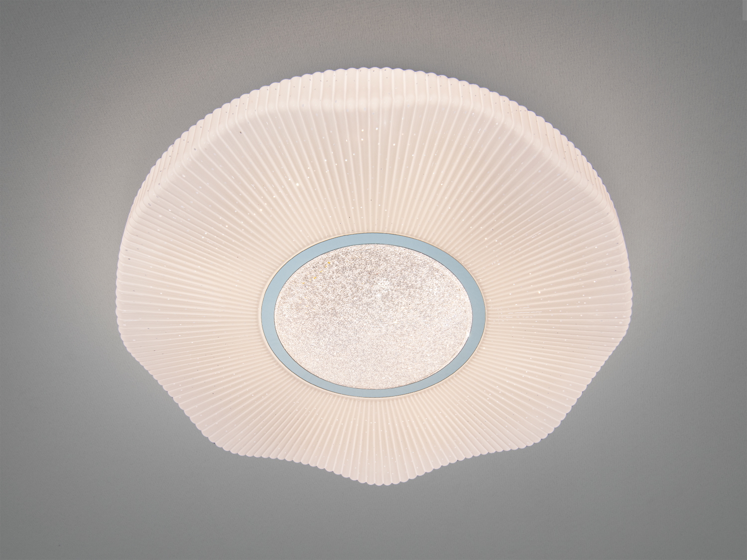 Стельовий світильник з текстурованим абажуром, круглий центр з блиском, ідеальний для сучасного інтер′єру.