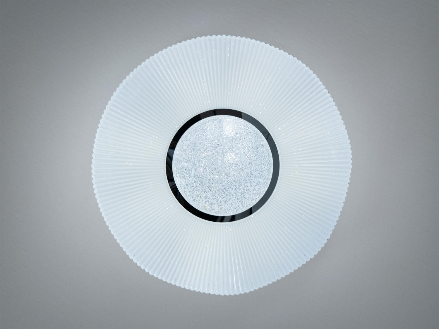 Світильник з білим рифленим абажуром, чорне обрамлення, підходить для вбудованого монтажу, надає елегантності простору.