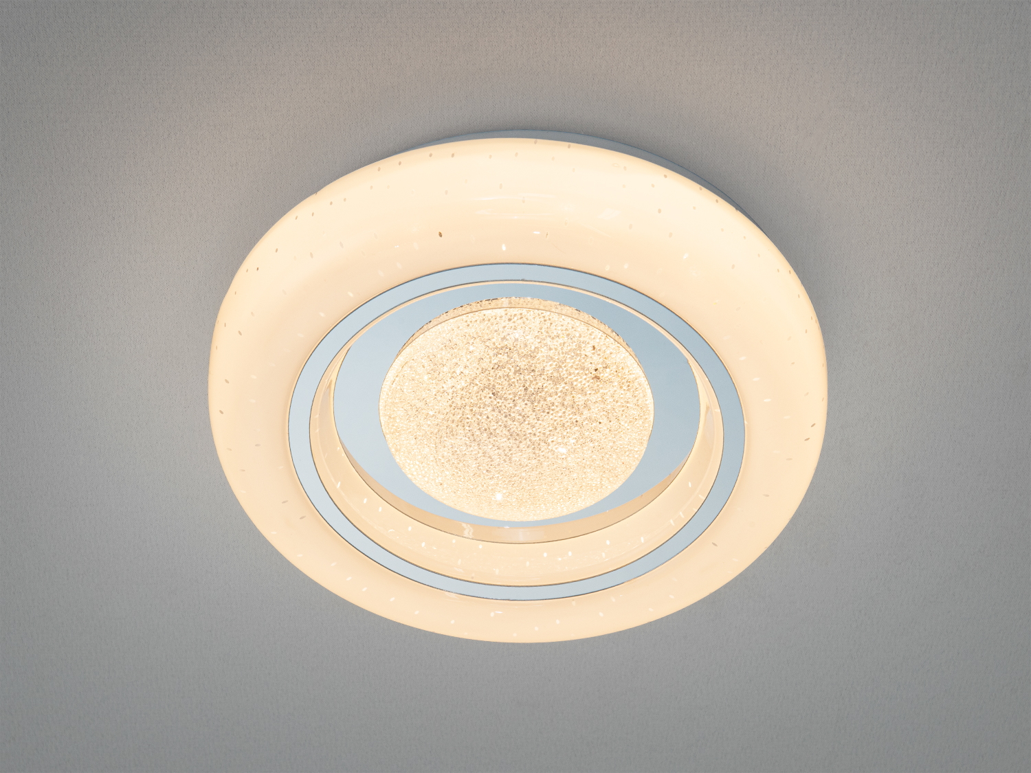 Кругла LED стельова панель 26 Вт у хромі для кімнат до 5 м². Рівномірне біле світло, накладний монтаж, без пульта — зручно для коридору, передпокою, гардеробної.