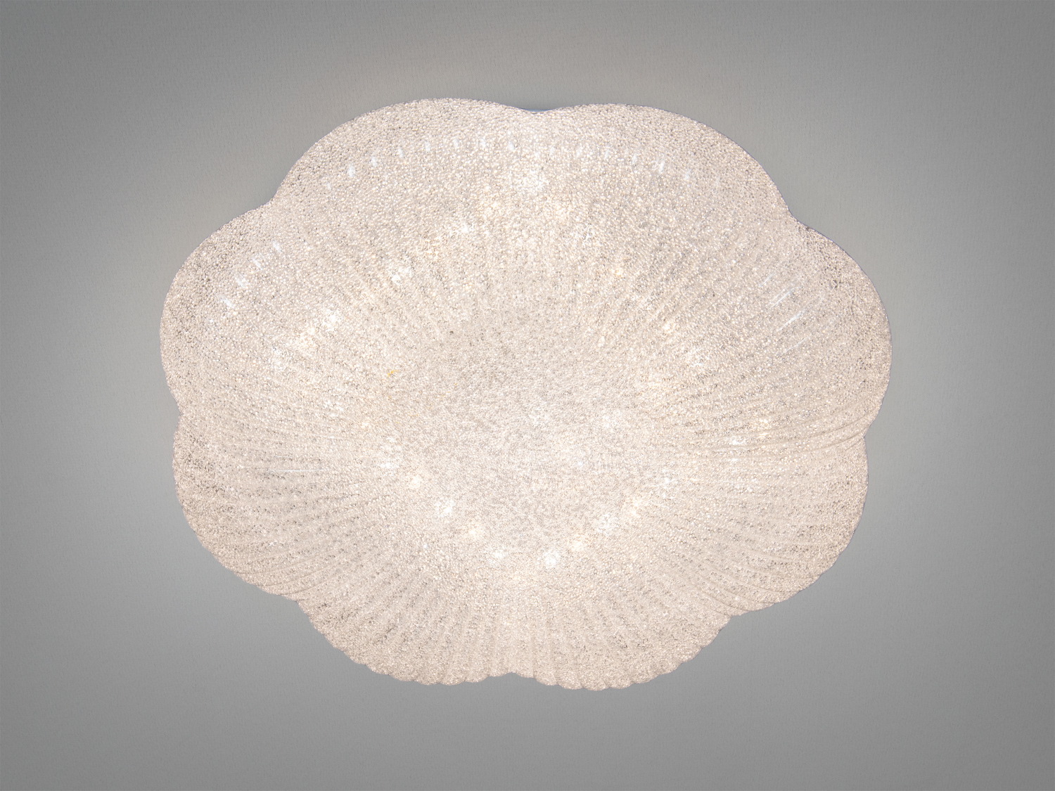 Біла LED стельова люстра 34 Вт для кімнат до 6 м². Скляний плафон, рівномірне світло, без пульта, сумісність зі смарт-вимикачами.