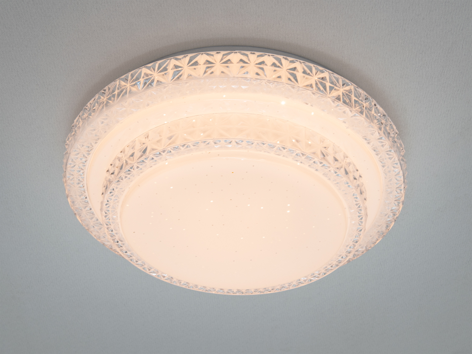 Стельова LED люстра W-23-230, 22 Вт, 1210 лм, біла. Три режими 3200/4100/6500К, акриловий розсіювач, мала висота для низьких стель, керування настінним вимикачем. До ≈4 м².