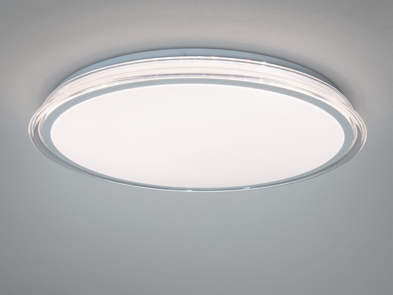 Кругла LED стельова панель 58 Вт у сірому кольорі. Для кімнат до ≈10 м², матовий дифузор, накладний монтаж, керування від настінного вимикача без пульта.