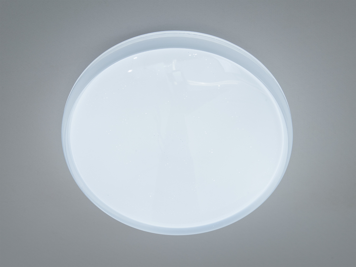 Кругла світлодіодна смарт-люстра 58 Вт у білому кольорі для кімнат до 10 м². Рівномірне світло, матовий розсіювач, без пульта, простий накладний монтаж.