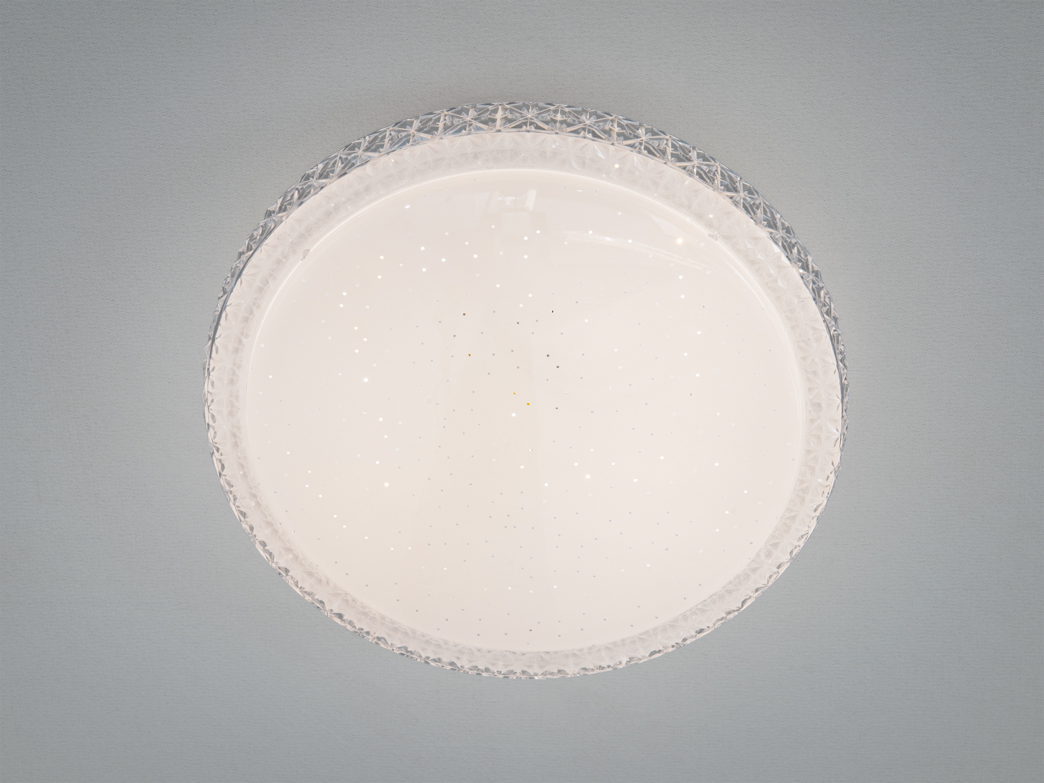 Кругла LED панель 22 Вт у білому кольорі для кімнат до 4 м². Матовий плафон з прозорим візерунковим краєм, стельовий монтаж, без пульта, м’яке рівномірне світло.