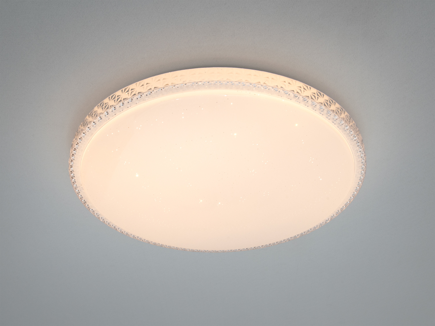 Біла світлодіодна стельова панель 58 Вт для кімнат до 10 м². Кругла форма, матовий розсіювач, накладний монтаж, керування від вимикача без пульта.