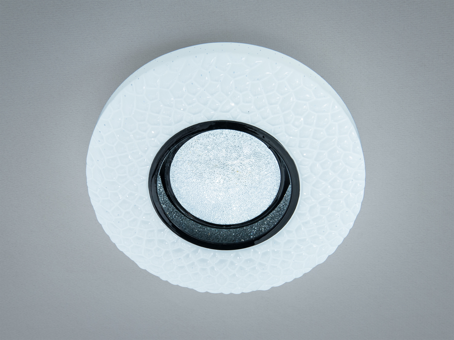 Стельовий LED-світильник 22 Вт для кімнат до 5 м². Чорна вставка, матовий розсіювач, без пульта — рівномірне м’яке світло для компактних просторів.