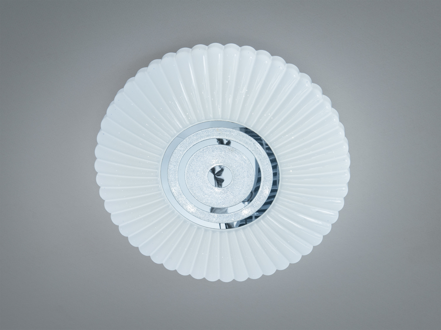 Кругла LED люстра Diasha 34 Вт для кімнат до 6 м². Біла з хромованими вставками, без пульта, рівномірне м’яке світло для компактних просторів.