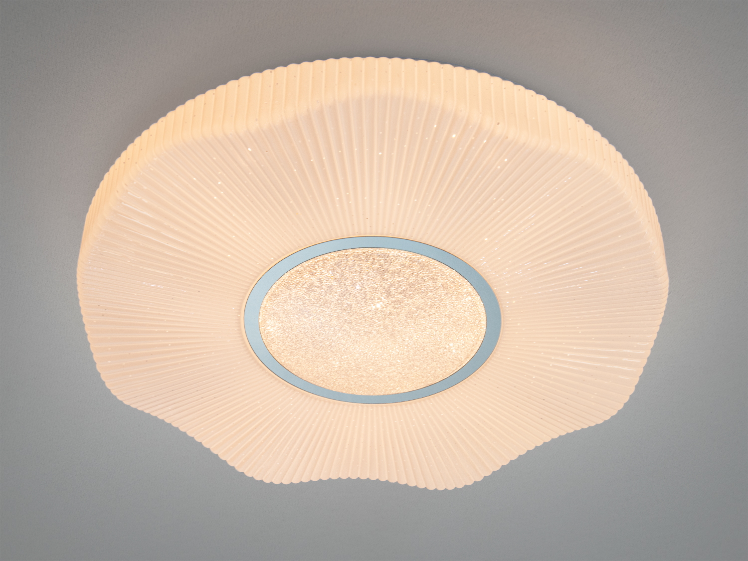 Світлодіодний стельовий світильник Diasha, 34 Вт, до 6 м². Хромована вставка, рифлений матовий плафон, без пульта, сумісний зі смарт-вимикачами.