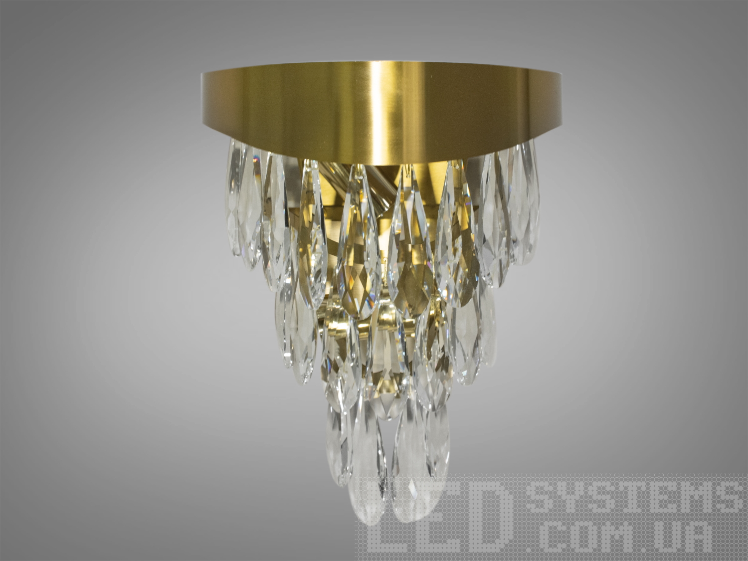 Цей настінний кришталевий світильник від ТМ &laquo;Діаша&raquo; є справжнім втіленням сучасної елегантності та дизайнерської думки, що надихає на створення особливої атмосфери у кожному просторі. Він випромінює не лише світло, але й розкіш, інтегруючи в себе тонкість роботи з кришталем та чистоту ліній сучасності.
Кожен кришталь цього світильника оброблений з унікальною точністю, що дозволяє світлу танцювати й відбиватися по всіх його гранях, створюючи чарівну гру блисків і переливів на стінах та стелі. Елегантна металева основа в золотому кольорі&nbsp;надає світильнику модерністського шарму, водночас виступаючи міцною основою для кришталів. Він ідеально підійде під лампи Е14, які забезпечують достатнє освітлення та легко замінюються.
Дизайн світильника відображає тенденції сучасного декору, підкреслюючи вишуканість простих форм та чистоту дизайну, який легко вписується в будь-який інтер'єр, від мінімалістичного до більш класичного. Його світло надає простору відчуття тепла та гостинності, а кришталі додають неповторного шарму, викликаючи асоціації з ясними зоряними ночами.
Світильник створює незабутнє враження, ніби ви пірнаєте у світ, де кожен кришталь є маленьким віконцем у чарівний всесвіт. Це не просто джерело світла, це шедевр, що здатен перетворити буденність на свято, а звичайну кімнату &ndash; на витвір мистецтва.
Цей настінний кришталевий світильник ідеально підходить для тих, хто шукає невеликий, але виразний акцент у своєму декорі. Він може бути розміщений як самостійно, так і в групі із люстрою, для створення більш потужного візуального ефекту. Він особливо добре виглядатиме у просторах, де важлива гра світла і тіней &ndash; наприклад, у коридорі або на сходах, де світло від кришталів може безперешкодно рухатися та відбиватися, створюючи враження більшого простору.
Світильник є чудовим варіантом для освітлення обіднього столу або вітальні, де він може слугувати основним джерелом світла або додатковим акцентом, що підкреслює особливість інших елементів інтер'єру. Завдяки своєму компактному розміру та елегантному дизайну, він ідеально підходить для невеликих просторів, надаючи їм відчуття розкоші та вишуканості без перевантаження.
Освітлення, яке надає цей світильник, є м'яким та розсіяним, що створює в просторі атмосферу спокою та релаксації. Воно ідеально підходить для читання книги або просто для відпочинку після довгого дня, водночас будучи достатнім для прийому гостей.
Враховуючи його дизайн, цей світильник може бути використаний як у традиційних, так і в ультрасучасних інтер'єрах, кожен раз вносячи свіжий і незабутній акцент. У класичних просторах він стане джерелом тепла та світла, а в модерних &ndash; наголосить на лаконічності та стилі.
На закінчення, цей кришталевий світильник &ndash; це не лише освітлювальний прилад, це витвір мистецтва, що здатен привнести в будь-який простір атмосферу розкоші та вишуканості. Його унікальний дизайн та вишукане освітлення роблять його вибором номер один для тих, хто цінує красу та витонченість у кожному аспекті свого життя.
Лампа в комплект не входить.