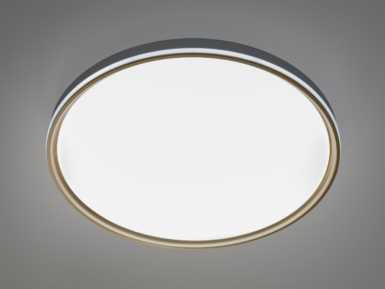 Настінний світильник з білим плафоном і золотистою окантовкою, забезпечує рівномірне освітлення.