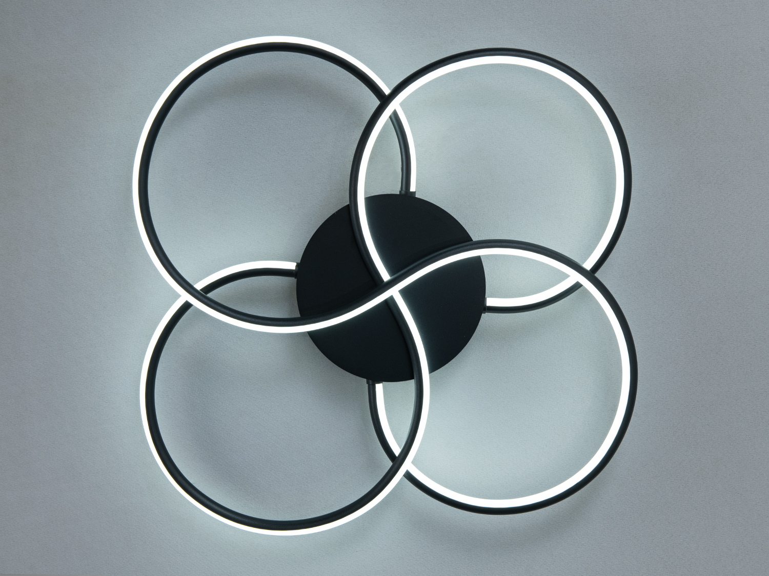 Стельова LED люстра Diasha 60 Вт з чотирма кільцями у чорному кольорі. Рівномірне загальне освітлення для кімнат близько 10м², накладний монтаж, акриловий розсіювач.