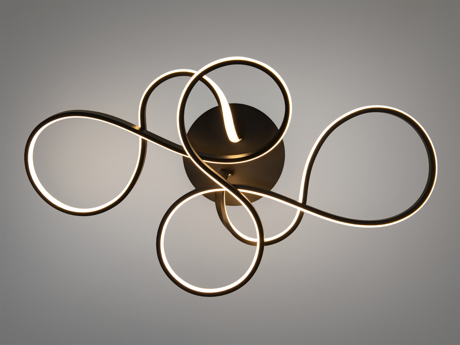 Світильник з кількома переплетеними кільцями, що надають об′єму. Ідеально для просторих приміщень.