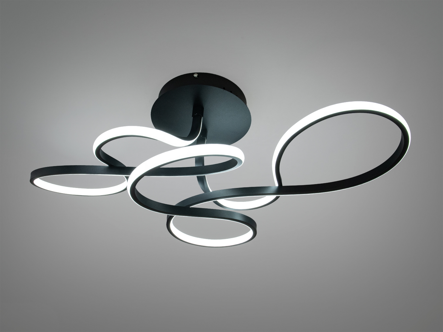 Мінімалістичний світильник з чорними металевими елементами та яскравими світлодіодами. Підходить для офісних просторів.