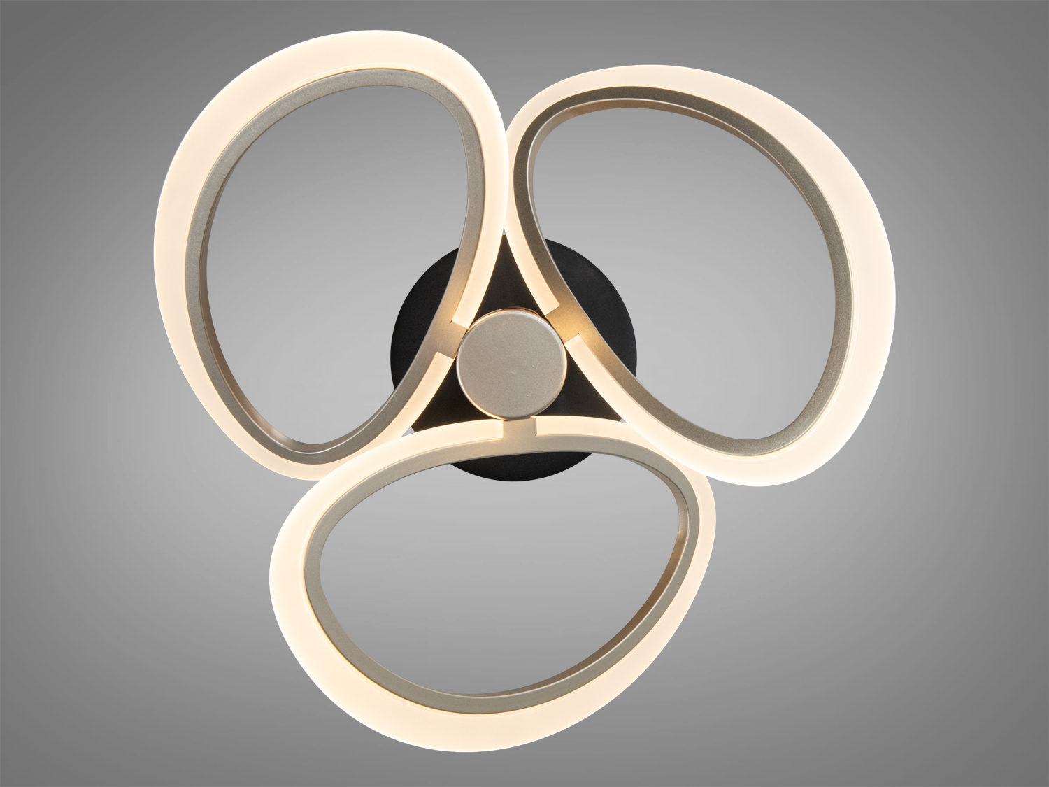 Світильник для стелі з трьома кільцями, що перетинаються, ідеально підходить для сучасного інтер′єру. Чорна основа додає контрасту.