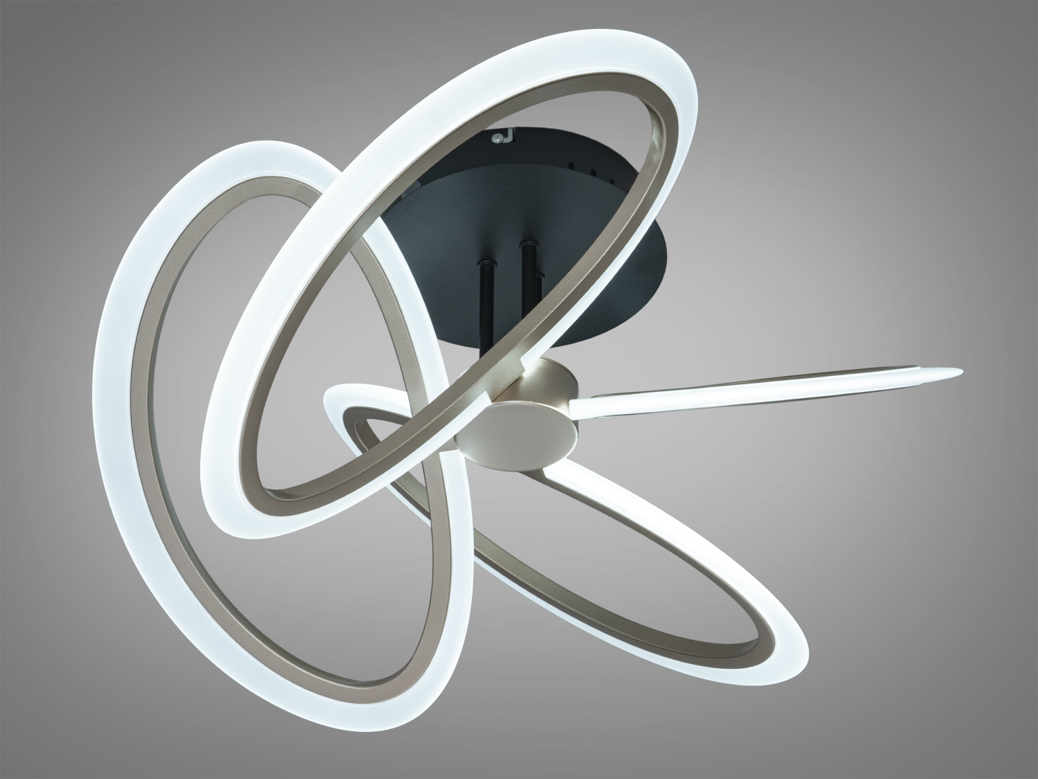 Світлодіодний світильник з трьома кільцями, що забезпечує рівномірне освітлення. Ідеальний для монтажу в сучасних офісах.