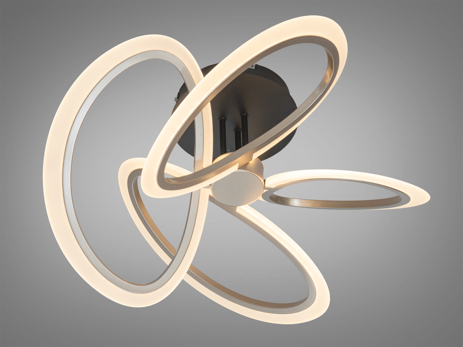 Стельовий світильник з теплим світлом, що надає затишку. Підходить для вітальні або спальні.