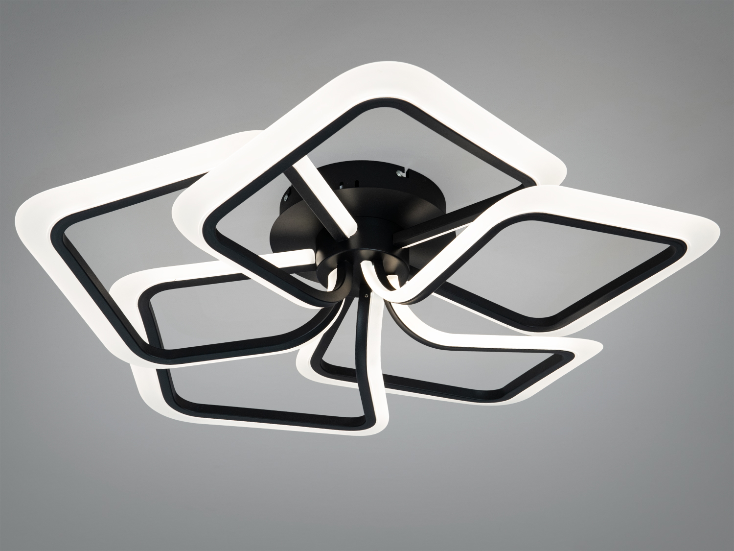 Стельовий світильник із чорними та білими квадратами, що перетинаються. Ідеальний для монтажу в просторих приміщеннях.