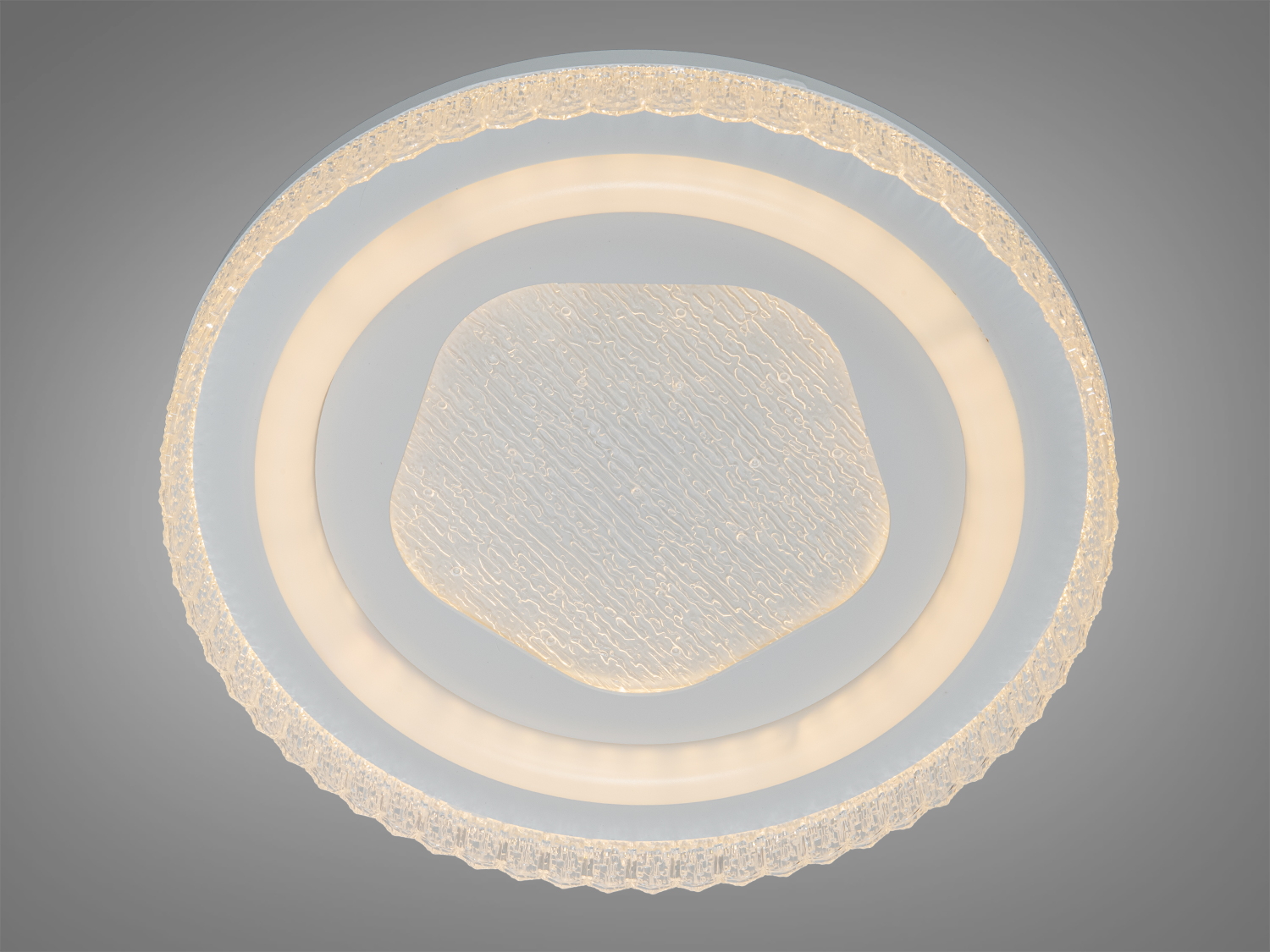 Стельова лампа з матовим центром і прозорим краєм, що підкреслює текстуру. Підходить для вітальні або спальні.