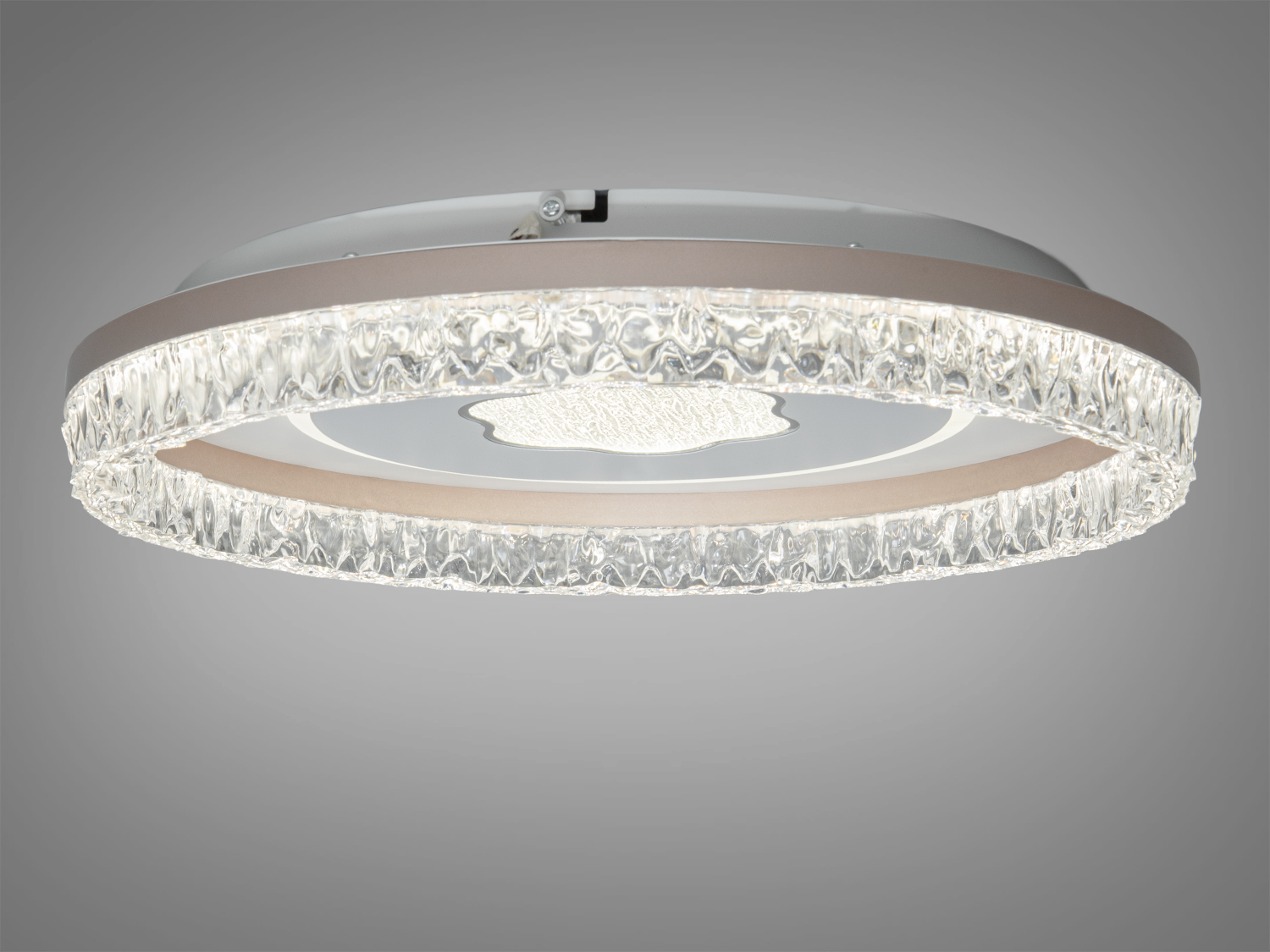 Бічний вигляд стельової лампи з текстурованим обідком, що додає об′єм. Підходить для монтажу на стелі будь-якого типу.