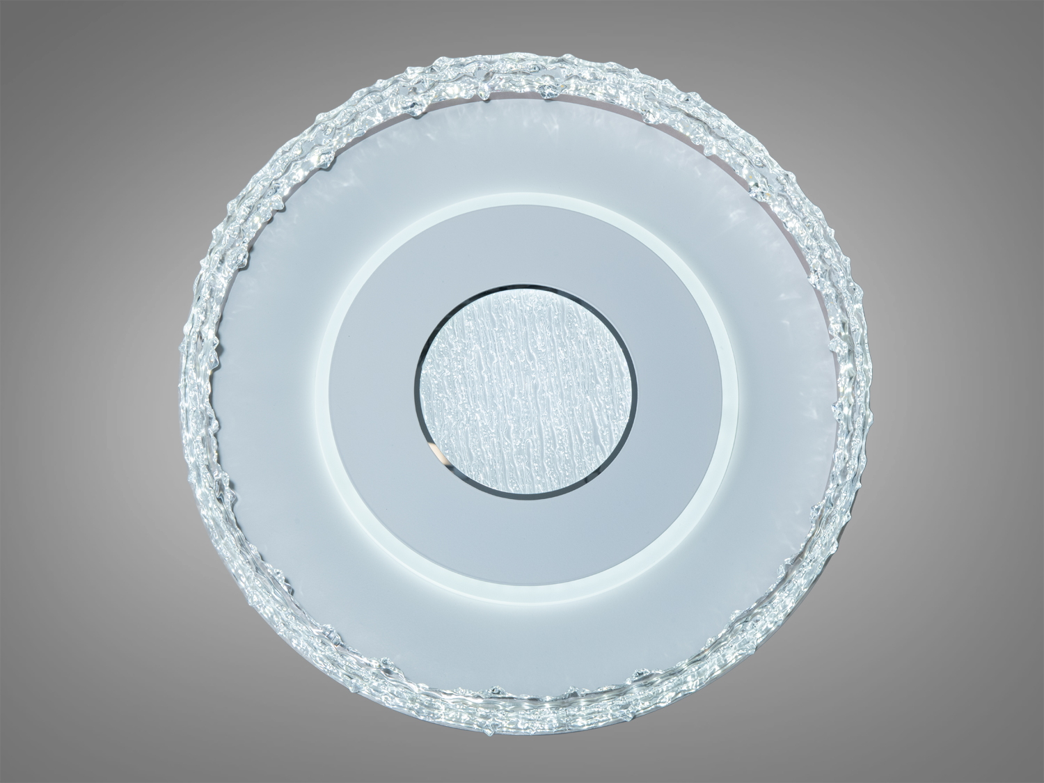 Стельова лампа з прозорим рельєфним обрамленням, що додає елегантності. Підходить для вітальні або спальні.