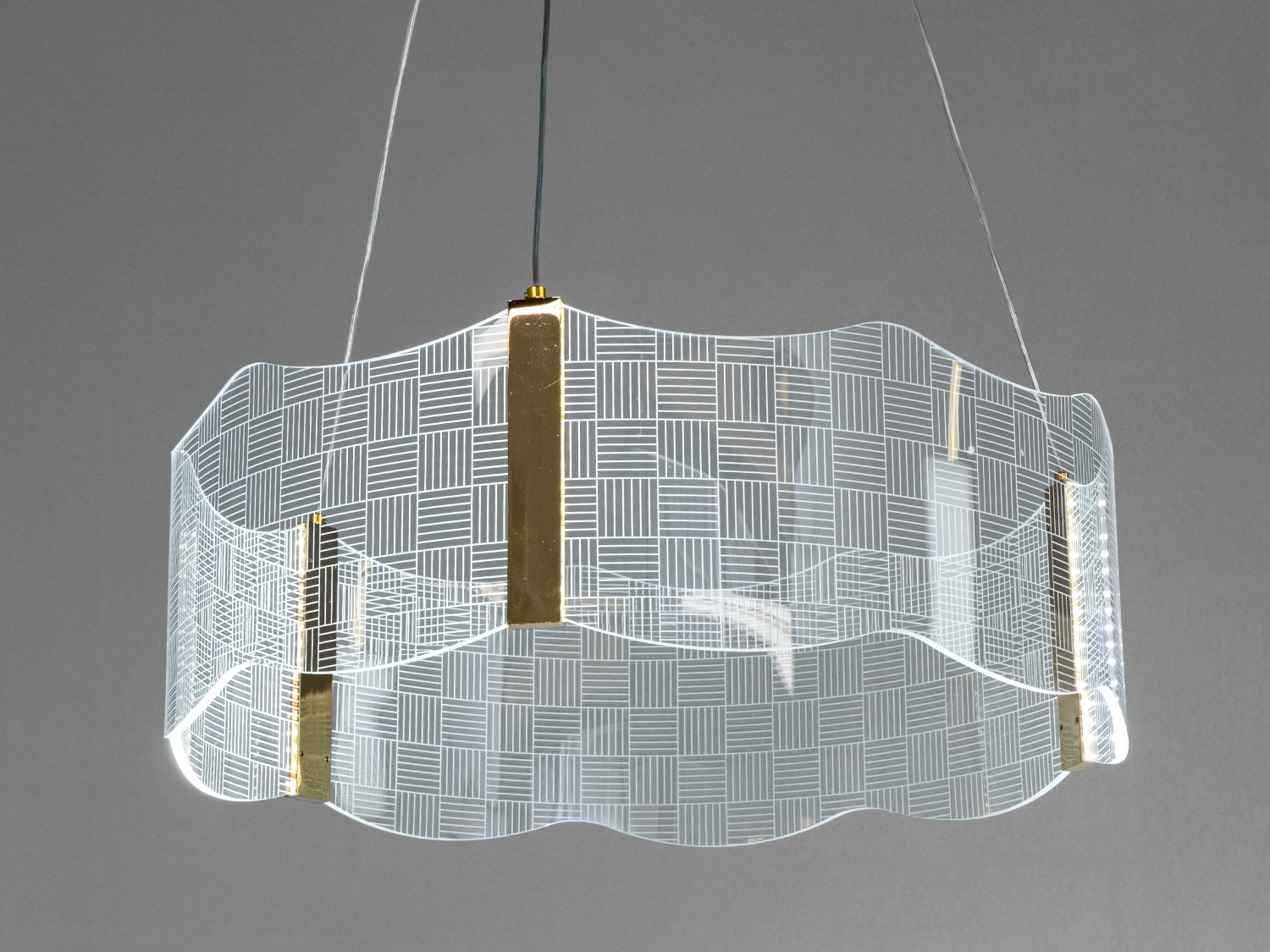 Світлодіодна підвісна люстра Diasha 25 Вт у золоті. Для кімнат до 5 м², без пульта, акриловий абажур на тросах, металеві кріплення.