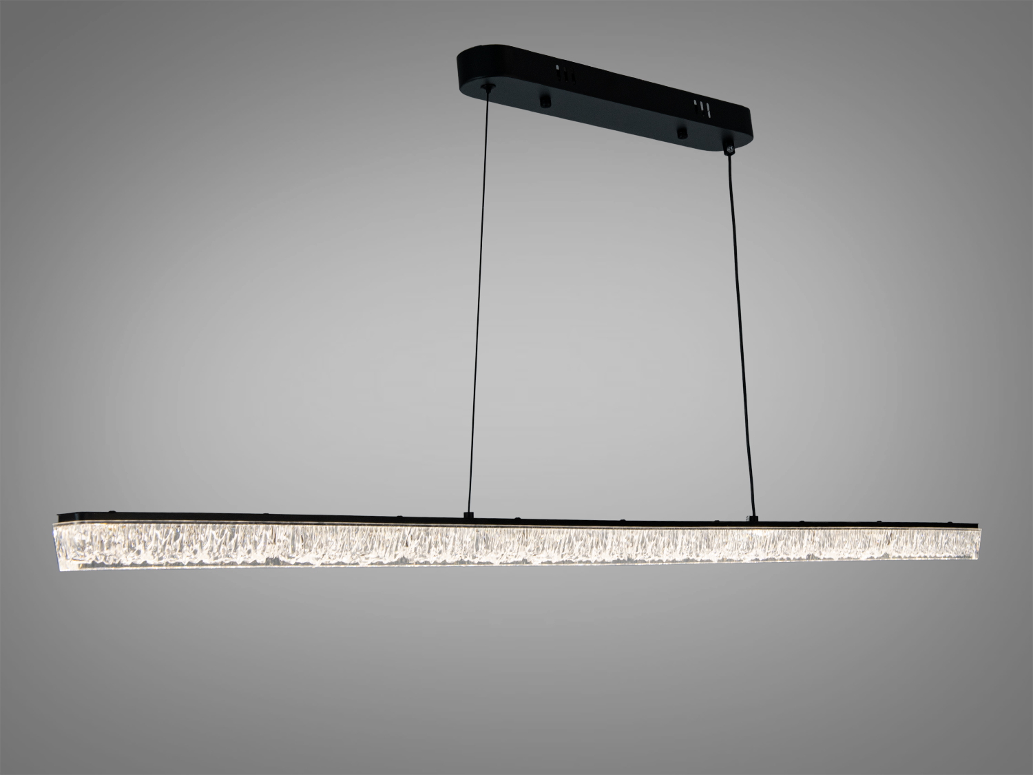 Лінійний світильник з акриловим дифузором, що імітує кришталь. Ідеальний для офісів або кухонь, забезпечує рівномірне освітлення.