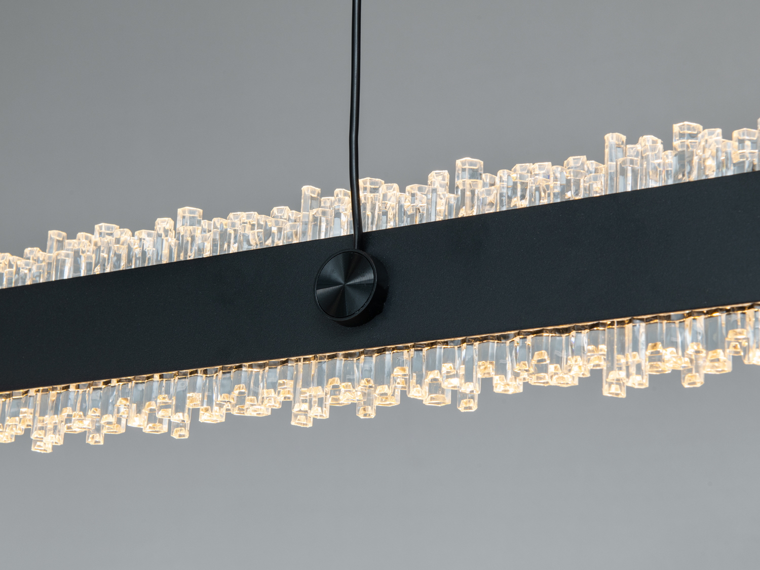 Детальний вигляд акрилових кришталів на підвісному світильнику, чорний металевий корпус, акцентне освітлення.