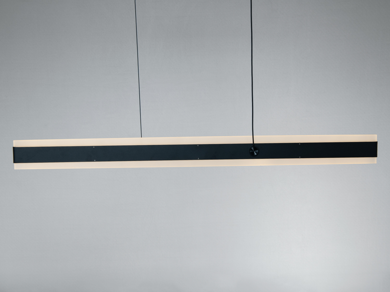 Підвісний світильник з чорним матовим покриттям, ідеальний для сучасних інтер′єрів, забезпечує м′яке освітлення.