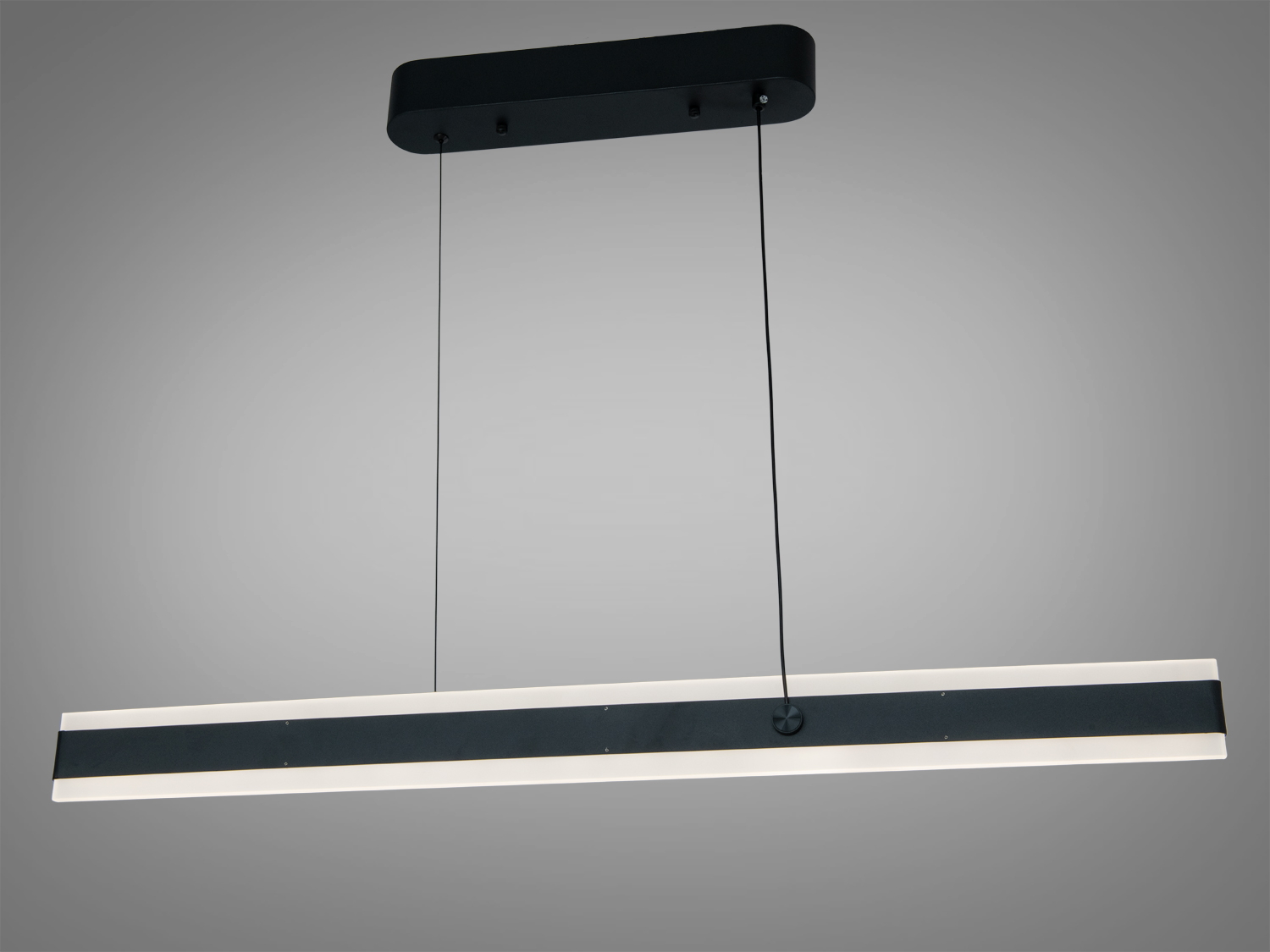 Світильник підвісного типу з чорним корпусом, підходить для кухонь, забезпечує яскраве освітлення робочої зони.