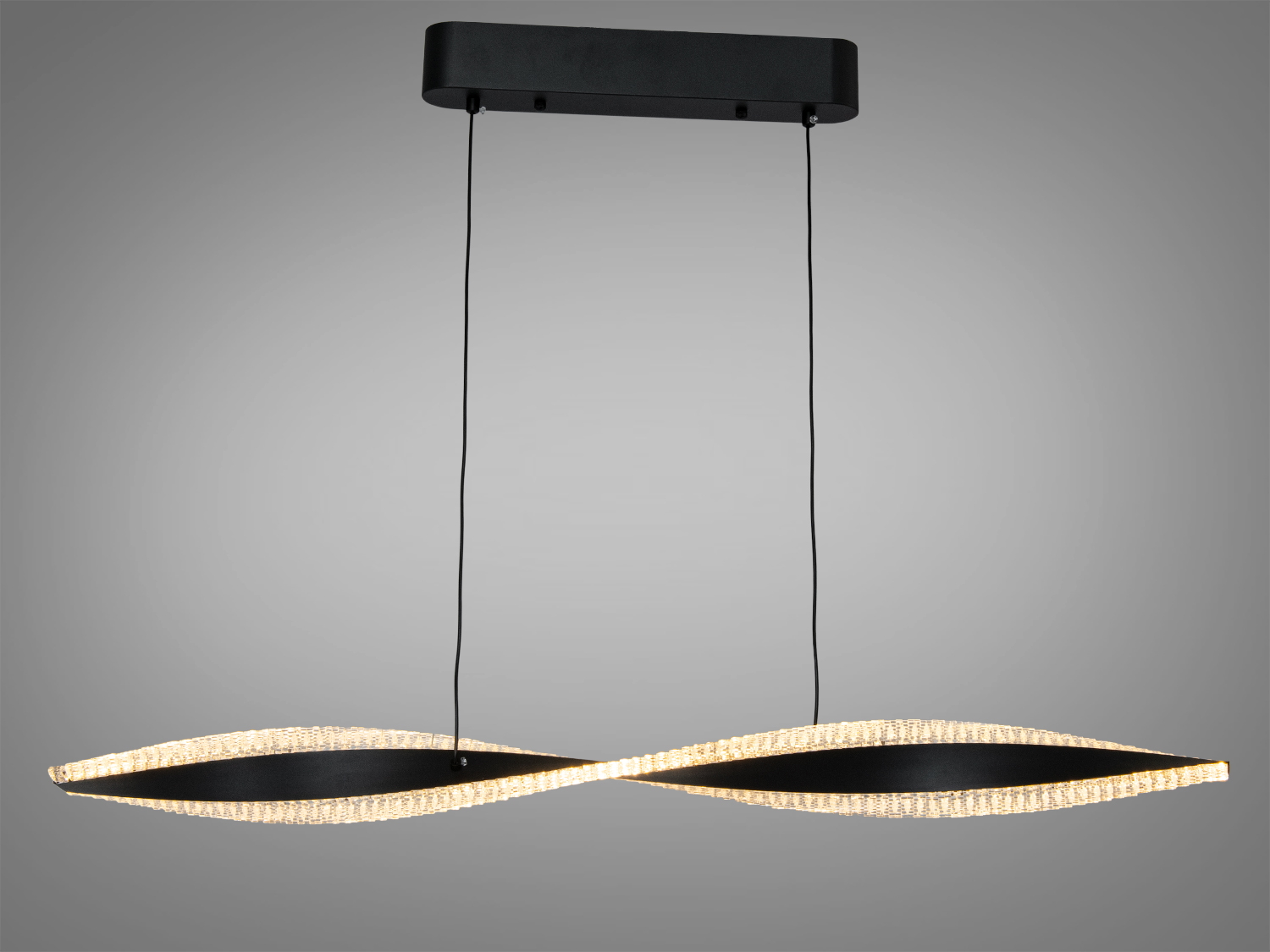 Підвісний світильник з чорним кріпленням, що створює тепле освітлення, ідеальний для вітальні.