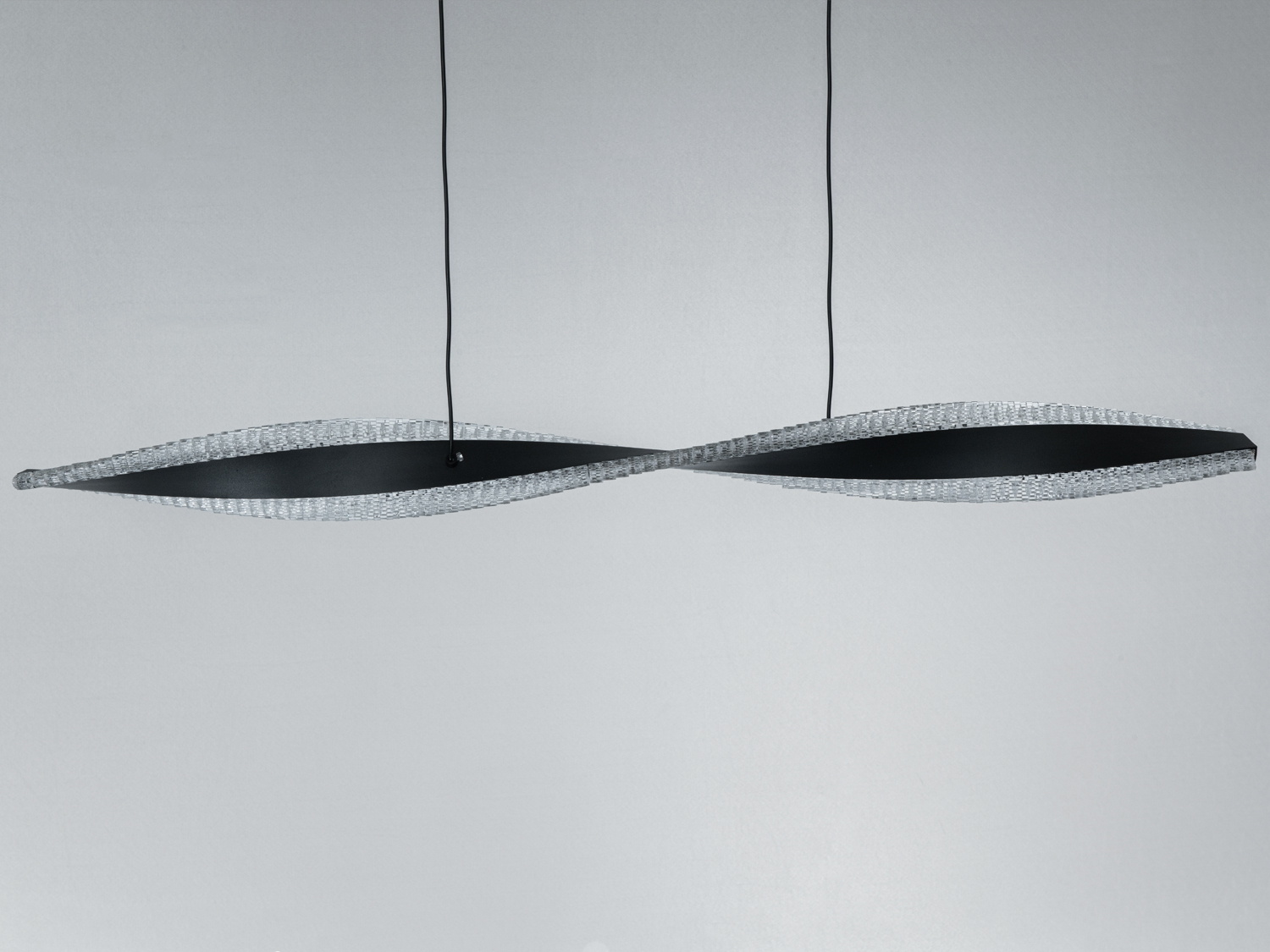 Підвісний світильник з текстурованим покриттям, що додає стильності, підходить для офісних приміщень.